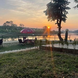 سوراها Chitwan Riverside Resort Exterior photo
