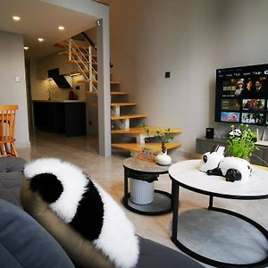 Panda Zuoke Besucher Apartment 熊猫坐客民宿 كونمينغ Exterior photo