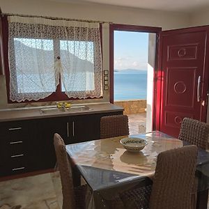 Bazakos' Luxury Sea Front Apartment فورني إيكارياس Exterior photo