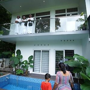 كوتايم Ultra Modern Glass House With Large Swimming Pool And Garden Exterior photo