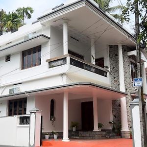 شقة Hosted By Resmi Jayalal Kochi Exterior photo