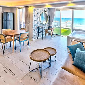 בית חוף מושלם עם גקוזי ומרפסת - Beachside Bliss W Jacuzzi حيفا Exterior photo