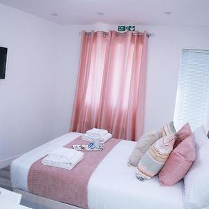 شقة Harrow Luxury Flat With Free Parking. لندن Room photo