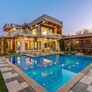 أُودايبور Stayvista'S Bella Dream - Mountain-View Villa With Outdoor Pool, Lawn Featuring A Gazebo & Indoor Games Exterior photo