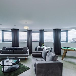Stylish Apartment, Sleeps 6, Pool Table, Smart Tvs, Parking Available مانشستر Exterior photo