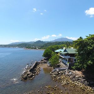 Villa Manja Tanahwangko Ocean-Front Manado Exterior photo