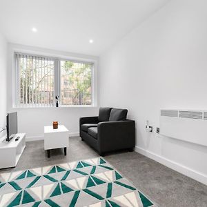 Modern 1 Bedroom Apartment In Central Newbury نيوبري Exterior photo