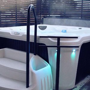 سولت سانت ماري Entire Luxury Home With Hot Tub, Free Ev Station, Bell Fibe Wifi, Playstation 5, Fire Pit & Bbq Exterior photo