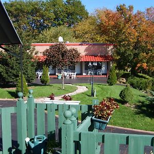 Lansdowne Capricorn Motel Royale 1000 Islands Exterior photo