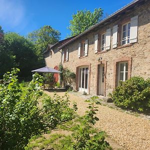 مبيت وإفطار Saint-Léonard-de-Noblat La Longere Du Cheval Noir Exterior photo