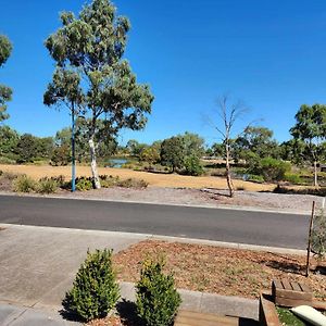 فيلا Lakeside House In Manor Lakes Wyndham Vale Exterior photo