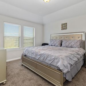Spacious & Comfy King Bed With Garage In بحيرة تشارلز Exterior photo