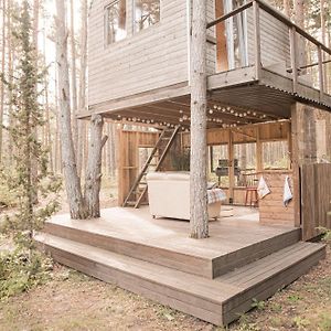 فيلا A Cozy Treehouse For Two Orissaare Exterior photo