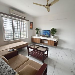 Luxurious Apartment With A Pool And Gym Near Trivandrum Railway Station تريفِندرم Exterior photo