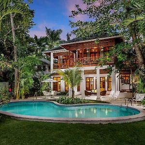 نيغريل Luxury Villa Beachfront With Pool&Ac Exterior photo