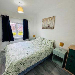 ستوكبورت Newly Refurbished Cheerful 4 Bedroom House - Free Parking Exterior photo
