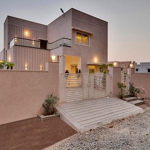 Shourya: Modern 3-Br Villa With Pool In أُودايبور Exterior photo