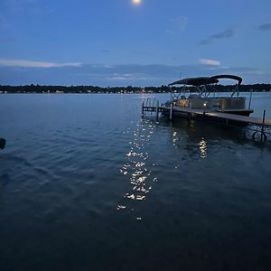 Cozy Waterfront Cottage On Beautiful Sand Lake Exterior photo