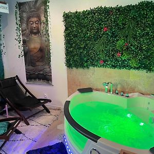 فيلا Maison Prestige Le Donjon Des Plaisirs Jacuzzi Montluel Exterior photo