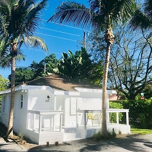 فيلا Renovated Grove Bungalow -Near Coconut Grove ميامي Exterior photo