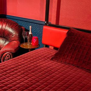 Red Room Liftmeup For Kinky Adventurous Couples روتشديل Exterior photo