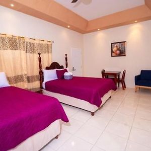 Beautiful Bedroom With Private Bath In A Villa Near Beach راناوي باي Exterior photo