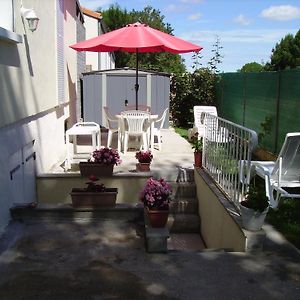 Appartement Charmant A Breuillet Avec Jardin Spacieux Exterior photo