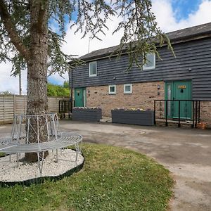 Beekeeper'S Cottage ليومنستر Exterior photo