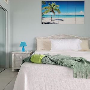 Waterfront Luxury Retreat: 2-Bed Villa Sea Life جولي هاربور Exterior photo