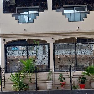 مبيت وإفطار Belle Maison Familiale Spacieuse A Dakar Senegal Exterior photo