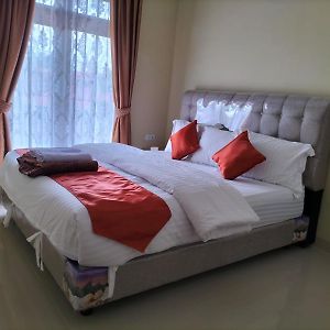 Flora Homestay Syariah بوغيتّينغي Exterior photo