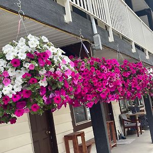 Lumby Twin Creeks Motel Exterior photo