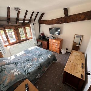 Goff's Oak Tudor House - Double Room - Shared Bathroom Exterior photo