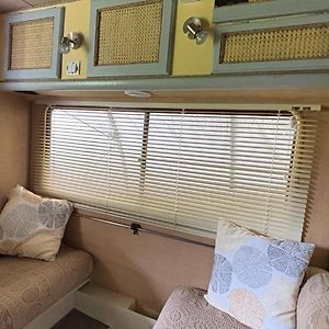 مبيت وإفطار Romenay Ficelle, Chambre D'Hotes En Camping Car Vintage Exterior photo