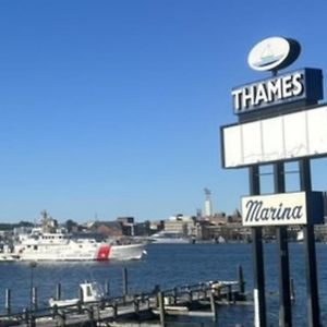 جروتون Thames Inn And Marina Exterior photo