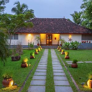 مبيت وإفطار Kochi Baymaas Lake House Exterior photo