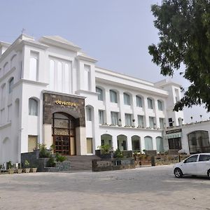 Deventure Hotel Karnāl Exterior photo