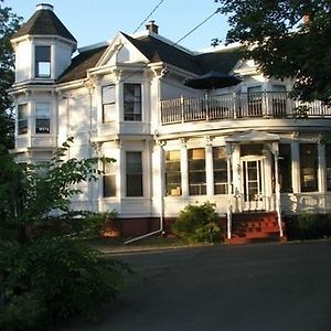 فندق إفانجلينز تاور بد آند بريكفاست Parrsboro Exterior photo