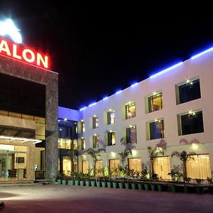 أحمد أباد Avalon Hotel & Banquets Exterior photo