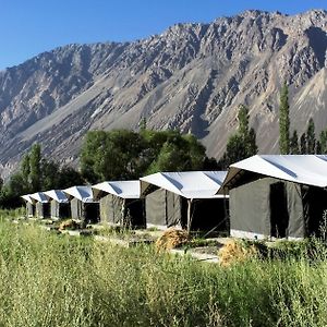 ليه Cold Desert Camp Exterior photo