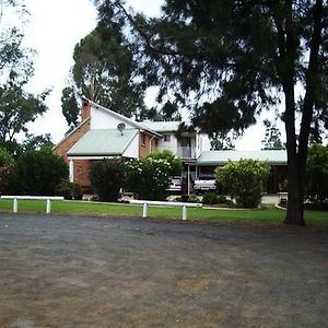 Oakey Park House Motor Inn Exterior photo