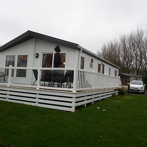 Cheswick  Castle Lake Lodge Exterior photo