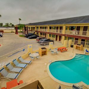 Raymondville Deluxe Inn And Suites Exterior photo