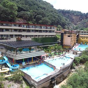 Hotel Y Aguas Termales De تشيغناهوابان Exterior photo