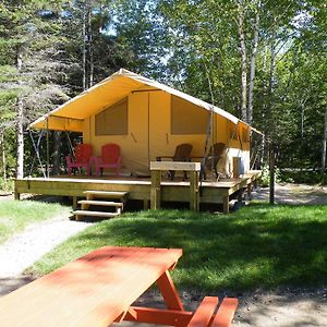 فندق Les Prets A Camper Du Camping تادوساك Exterior photo