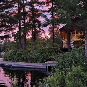 Westwind Inn On The Lake Buckhorn Exterior photo