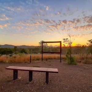 فندق Mt Larcom Tourist Park Mount Larcom Exterior photo