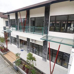 فندق ميدانفي  ريد دورز بلس بالقرب من مطار كوالانامو Exterior photo