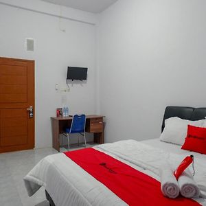 فندق Reddoorz Near Pasar Baru Mamuju Exterior photo