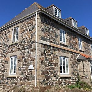 ليزارد Haelarcher Farmhouse And Helicopter B&B Exterior photo